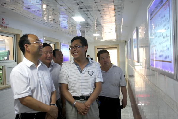 黄书记视察该矿安全文化长廊 黄书记视察该矿安全文化长廊