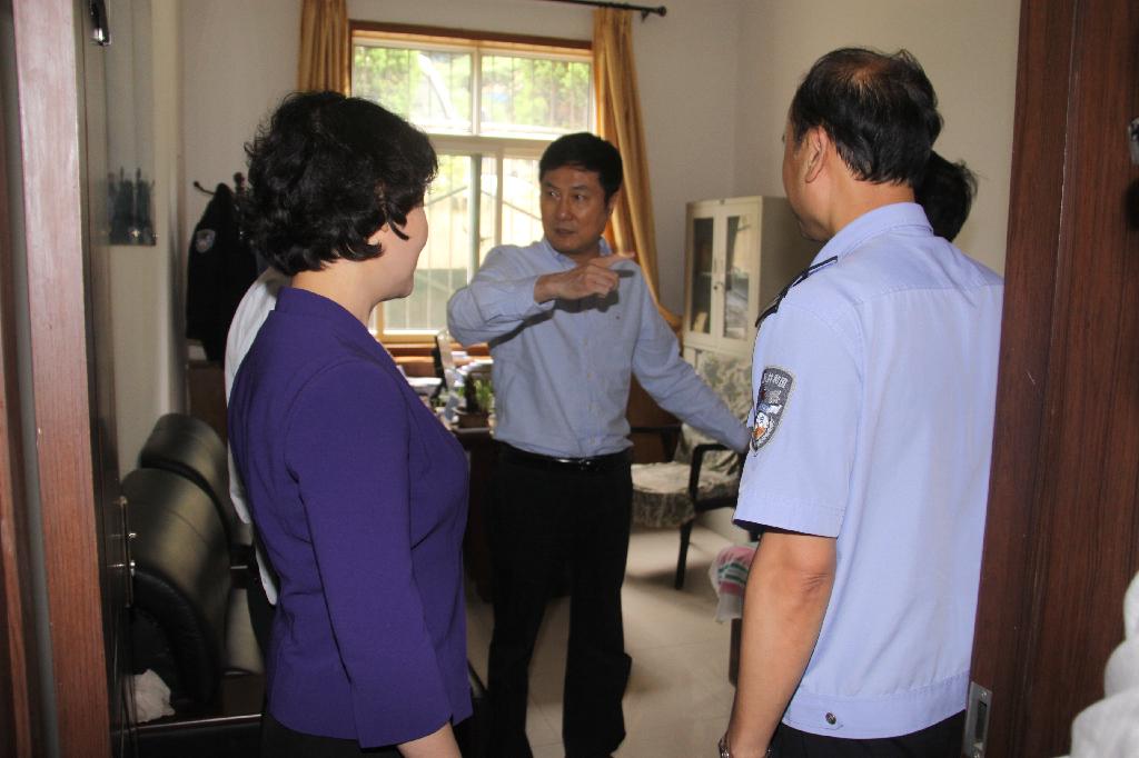 铜川市委书记郭大为(中)深入虹桥分局鸭口派出所调研 铜川市委书记郭大为(中)深入虹桥分局鸭口派出所调研