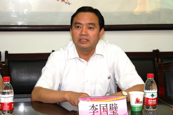 该矿党委书记李国璧介绍工作情况 该矿党委书记李国璧介绍工作情况