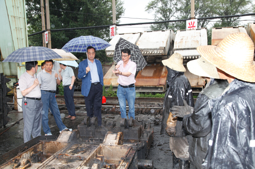 雨中检查液压支架维修进展情况 雨中检查液压支架维修进展情况