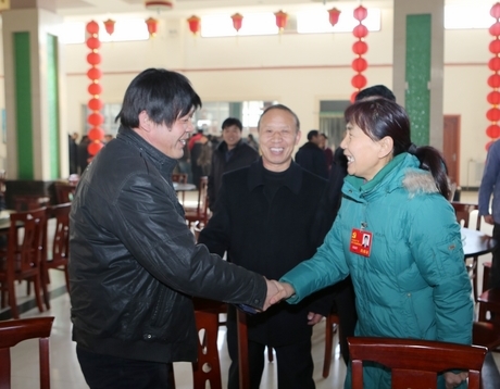 与该矿职工亲切交谈 与该矿职工亲切交谈