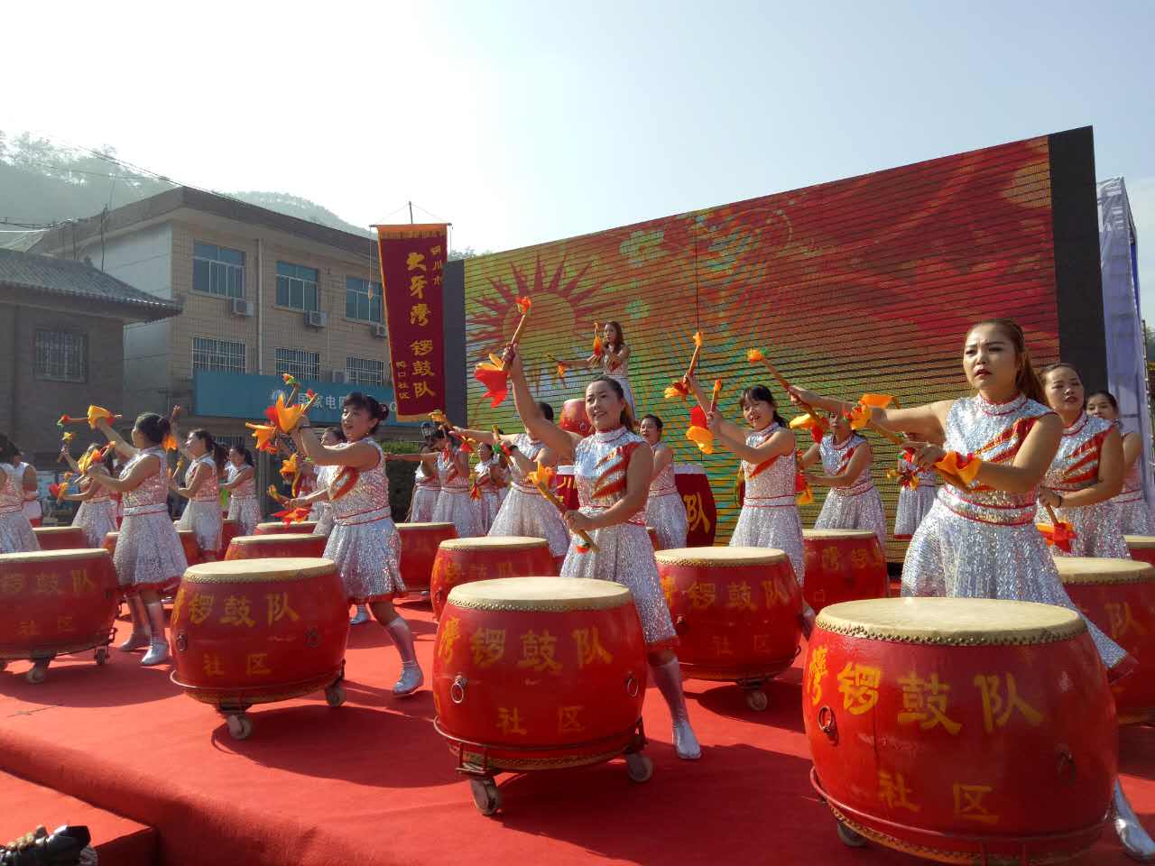图为大亚湾锣鼓队现场表演
