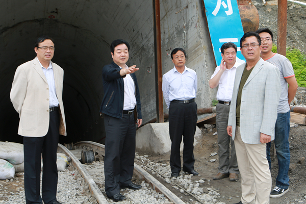 刘长来深入二号副斜井施工地点现场办公 刘长来深入二号副斜井施工地点现场办公