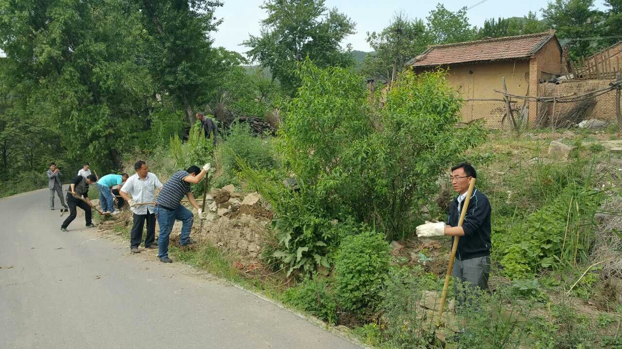 广大干群齐动手清理杂物,劳动热情高涨 广大干群齐动手清理杂物,劳动热情高涨