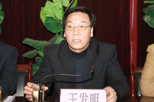 铜川矿业公司纪委副书记、铜川市预防职务犯罪工作网络中心副主任王发明同志在会上讲话
