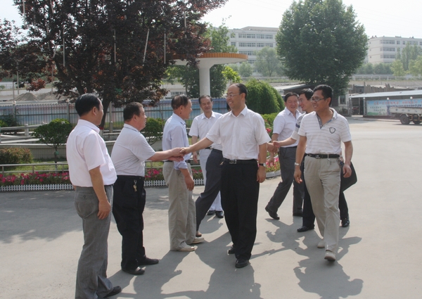 下石节矿党政领导热烈欢迎黄书记一行的到来 下石节矿党政领导热烈欢迎黄书记一行的到来