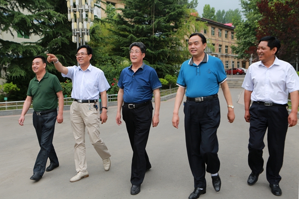 公司党委书记郭宝辉深入下石节矿调研