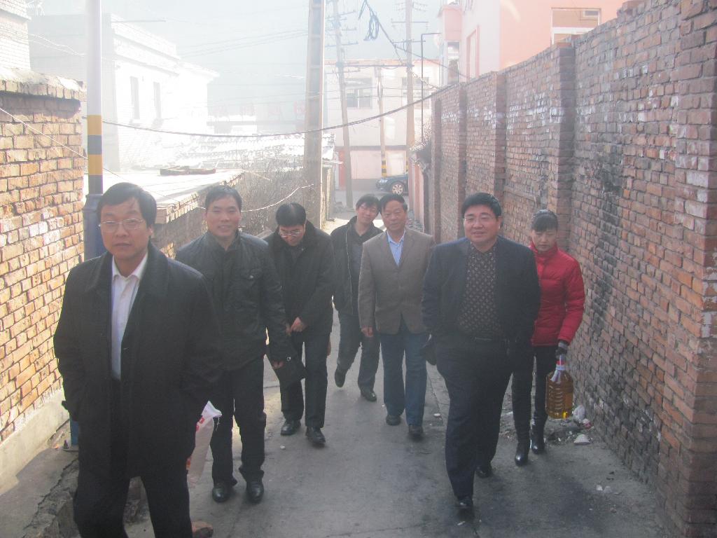 公司副总刘长来与杨铜总经理儒及一五三厂领导慰问困难职工 公司副总刘长来与杨铜总经理儒及一五三厂领导慰问困难职工