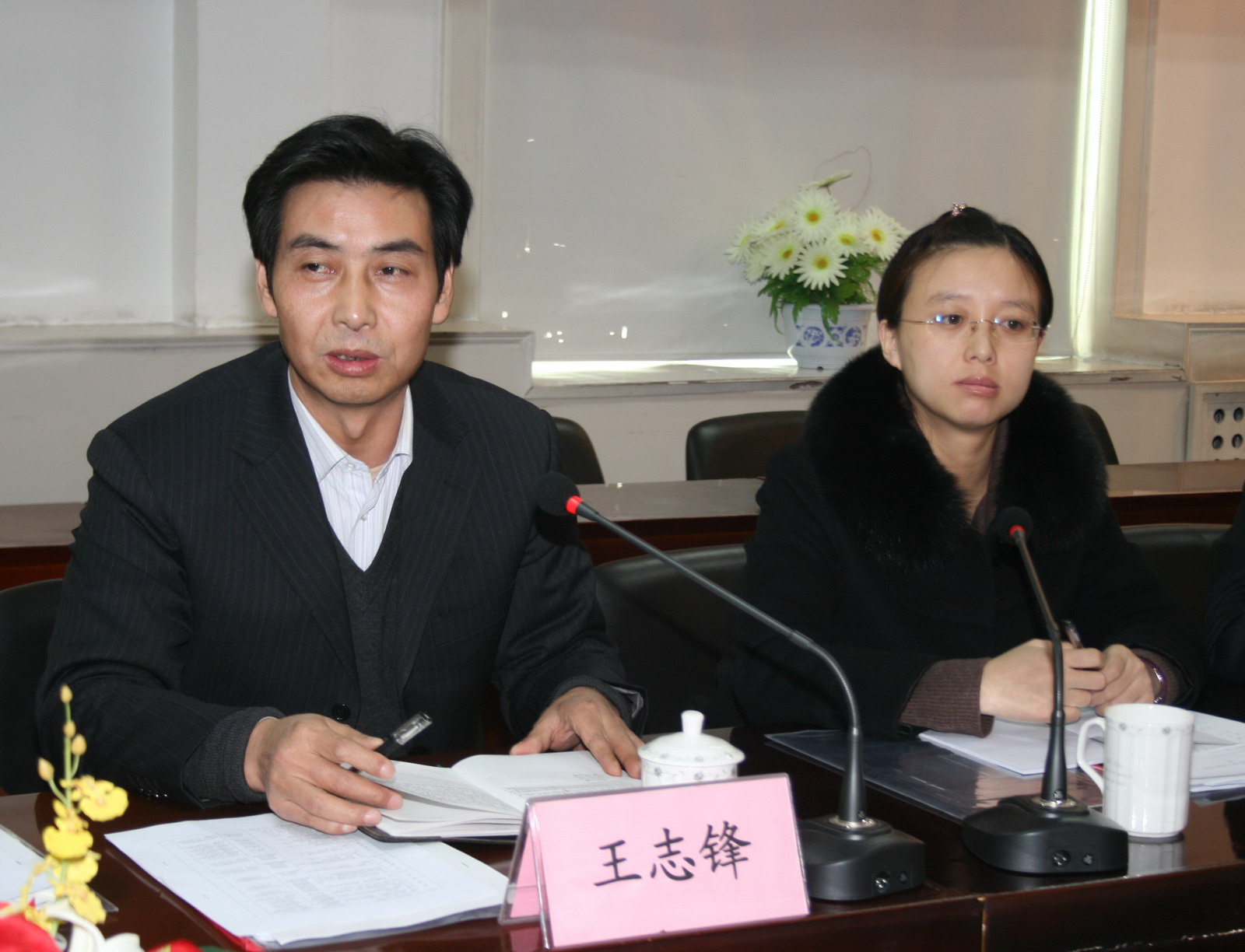 公司党委组织部长王志锋(左)讲话公司党委宣传部长李德强(左) 讲话