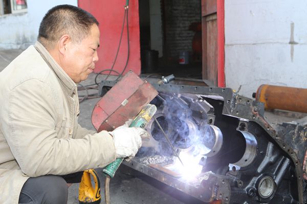 高级技工陈忠臣对设备进行补修 高级技工陈忠臣对设备进行补修