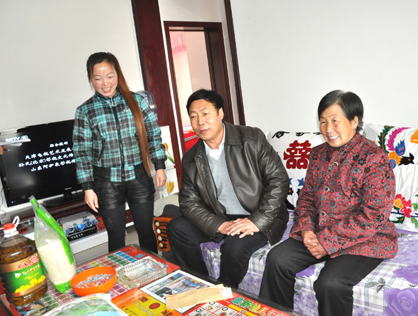 副矿长白晓增慰问困难职工 副矿长白晓增慰问困难职工