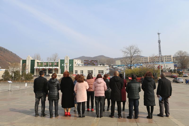 下石节煤矿党员干部职工聚焦两会动态岗位建功谋发展