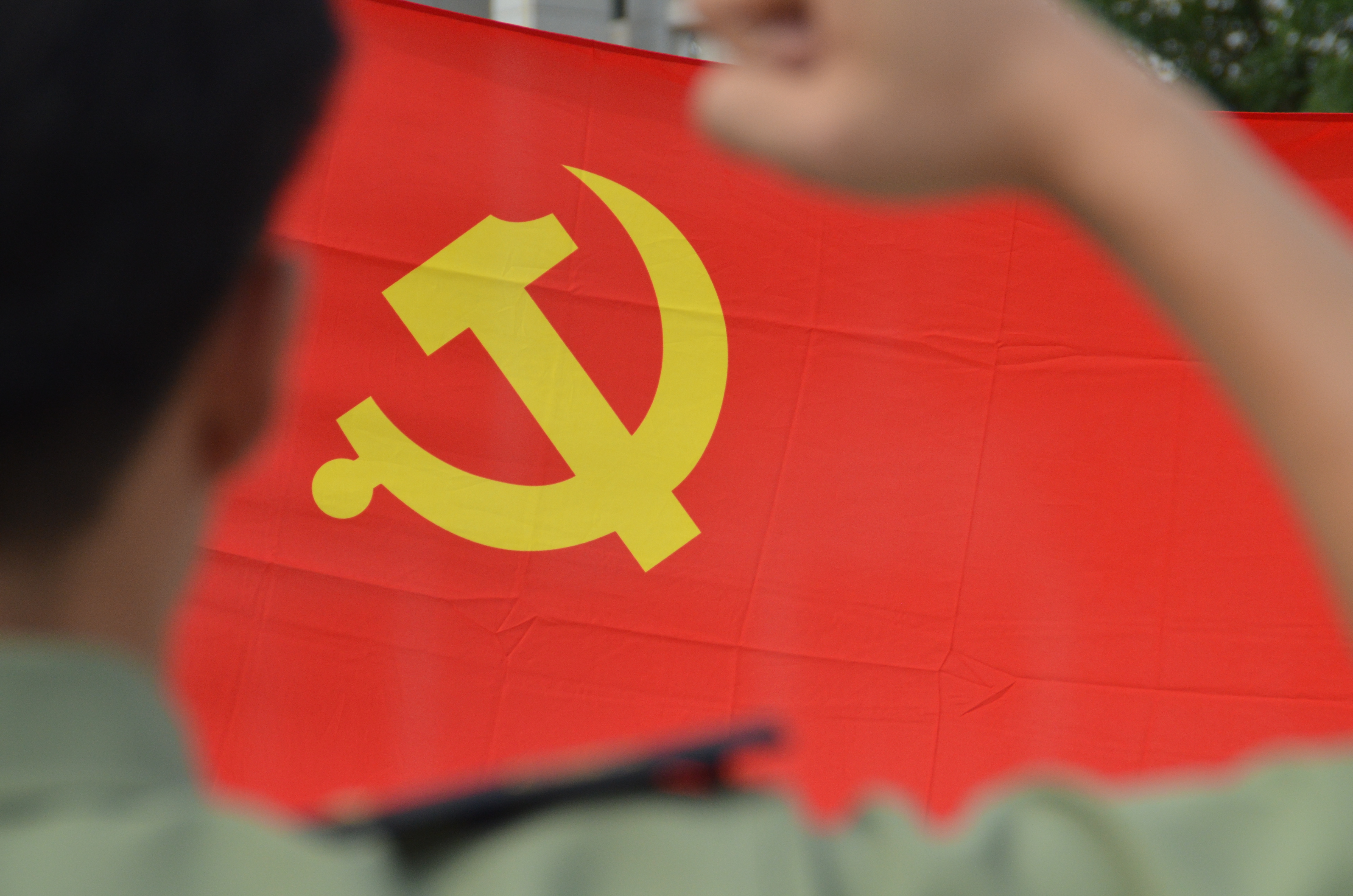 李文静【摄影】我与党旗合个影"