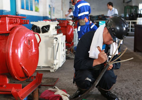 参赛选手认真操作