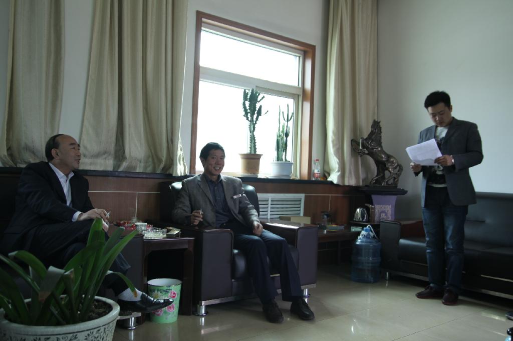 高书记在听取汇报 高书记在听取汇报