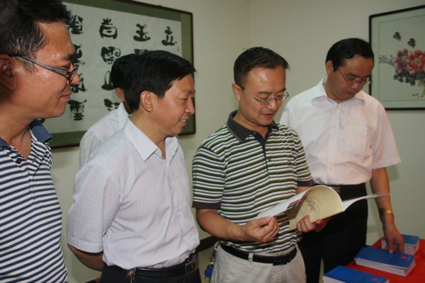 省国资委领导深入该矿廉洁文化教育室查看资料 省国资委领导深入该矿廉洁文化教育室查看资料