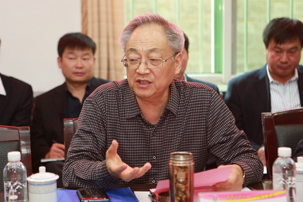 中煤政研会秘书长李演珍主持会议 中煤政研会秘书长李演珍主持会议
