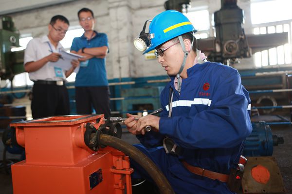 比赛中的刘永柏全情投入 认真处理隐患问题 比赛中的刘永柏全情投入 认真处理隐患问题