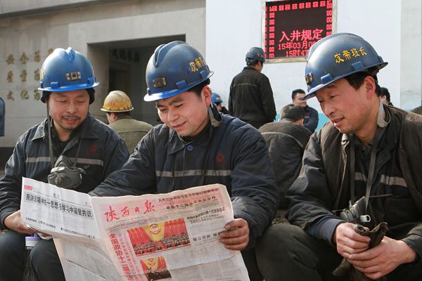 一线职工小憩时关注两会消息 一线职工小憩时关注两会消息