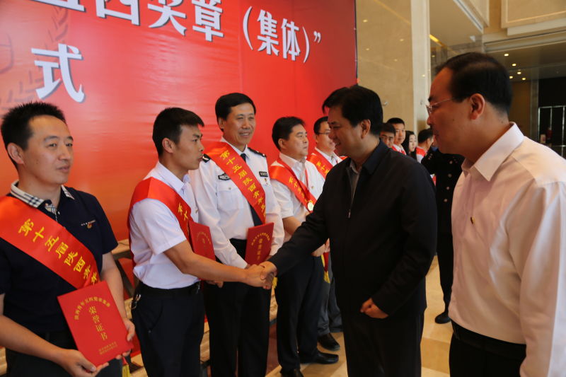 陕西省副省长张道宏为公司救护大队团总支书记高永强颁发荣誉证书