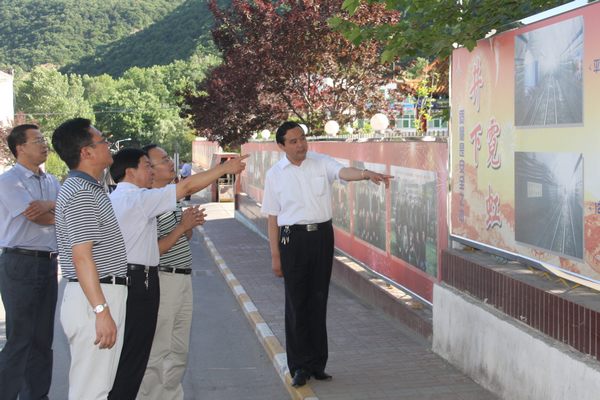 省国资委领导查看该矿井下质量保准化展示牌版 省国资委领导查看该矿井下质量保准化展示牌版
