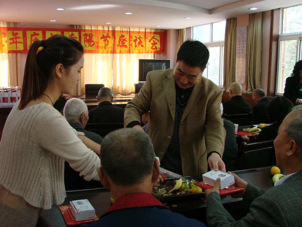 社区领导给老同志送上节日祝福
