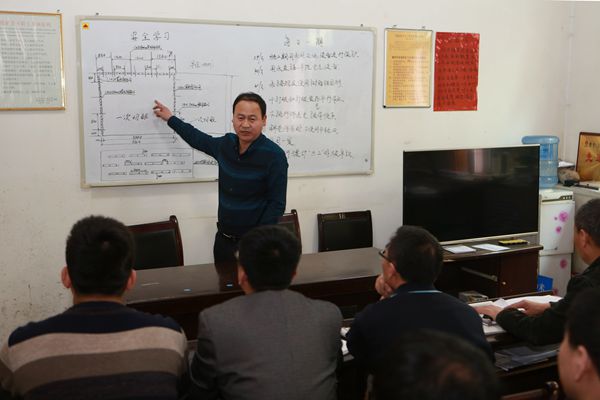 每日安全分析会上区队领导分析解决现场施工难点问题 每日安全分析会上区队领导分析解决现场施工难点问题