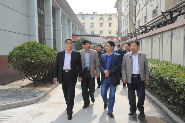 陕煤化集团党委副书记,纪委书记王海帆到陈家山劳保服饰公司调研