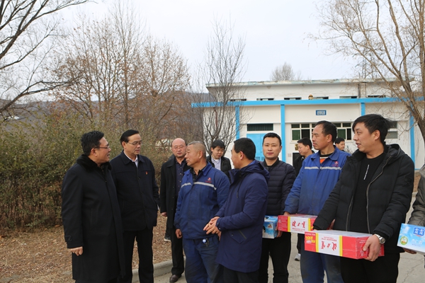 下石节煤矿党政领导节前慰问坚守岗位干部职工送上关心爱护和温馨祝福