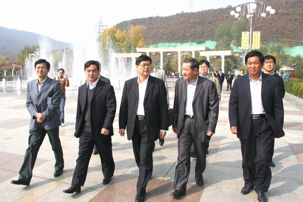 检查组领导参观下石节矿欣怡文化广场