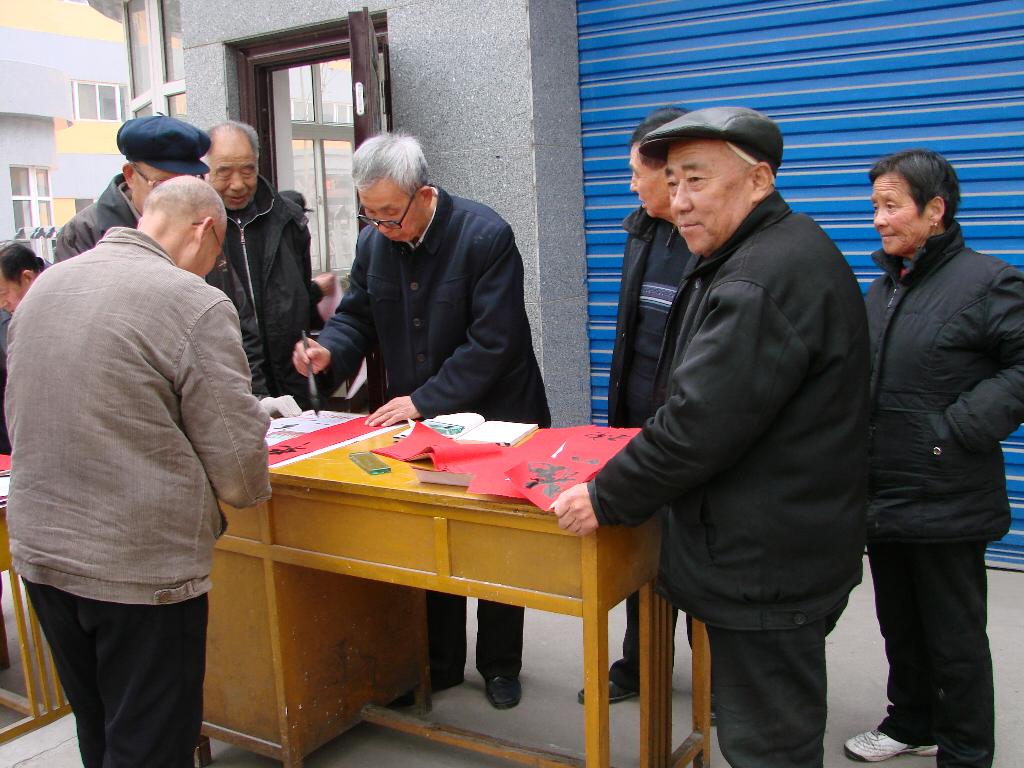 书法家张谷田现场为社区群众书写春联 书法家张谷田现场为社区群众书写春联