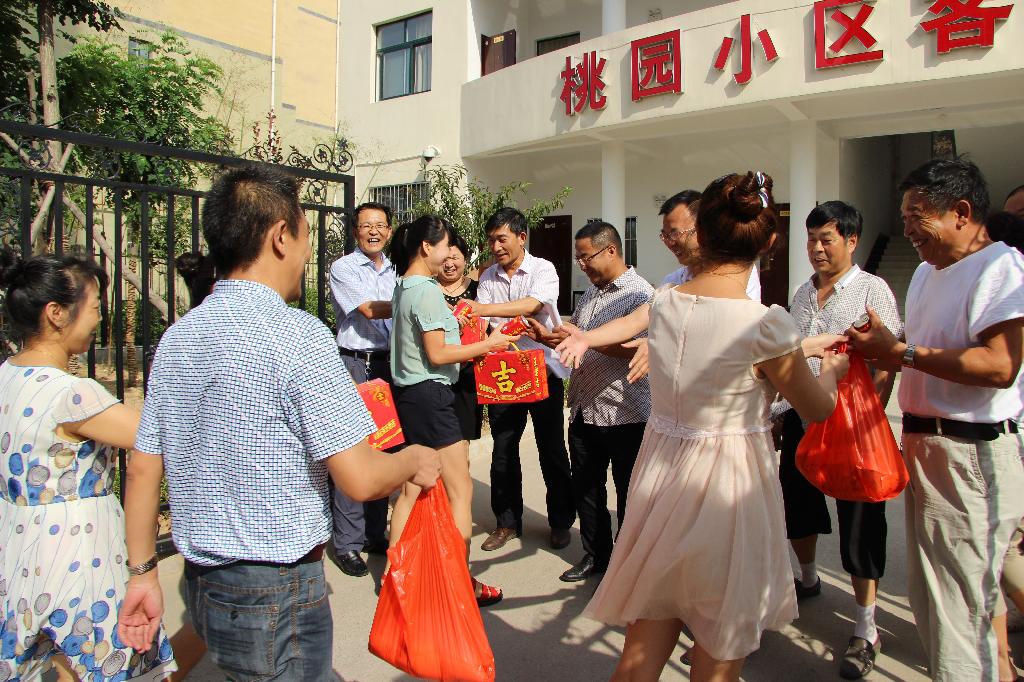 桃园社区组织团员青年开展夏季送清凉活动