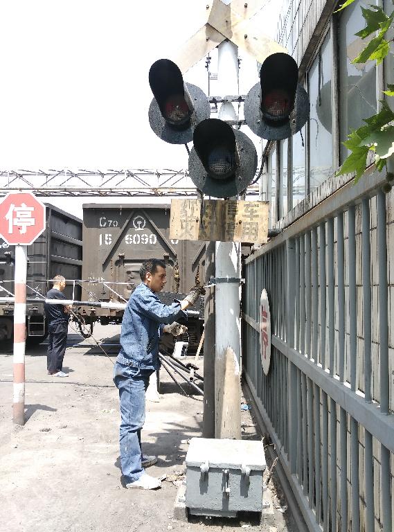 铁运职工对渭河电厂道口信号报警器刷漆 铁运职工对渭河电厂道口信号报警器刷漆