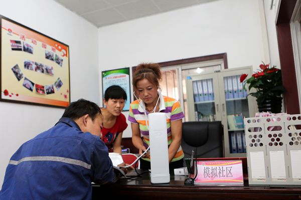 为刚升井职工测量血压 为刚升井职工测量血压