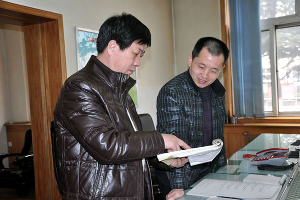 党委书记李新中查看干部跟班下井记录 党委书记李新中查看干部跟班下井记录