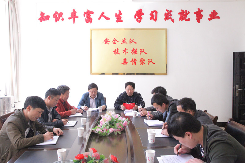 图为该矿综掘队党支部开展“两学一做”学习讨论 图为该矿综掘队党支部开展“两学一做”学习讨论