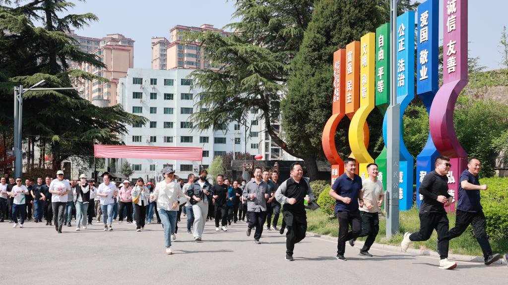 公司直属工会举办“踔厉奋发 与春同行”职工登山健身活动