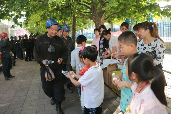 带着亲人的嘱托迈向生产一线 带着亲人的嘱托迈向生产一线