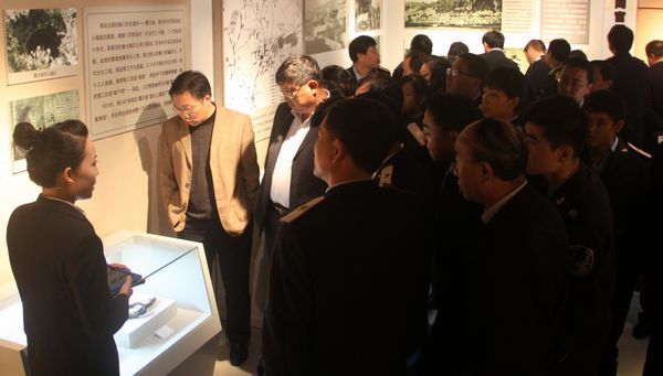 参观展馆 参观展馆