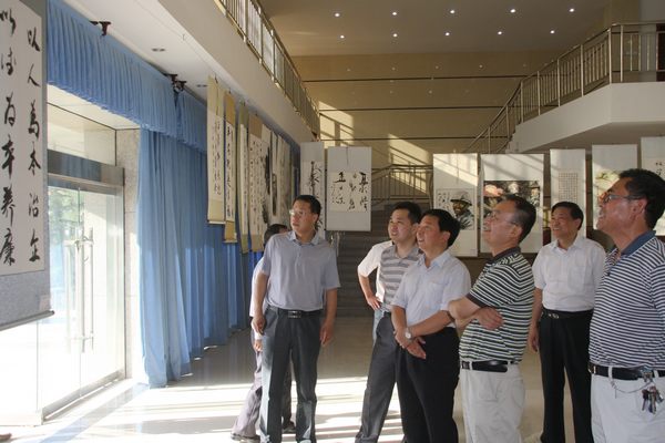 省国资委领导参观该矿职工书画展 省国资委领导参观该矿职工书画展