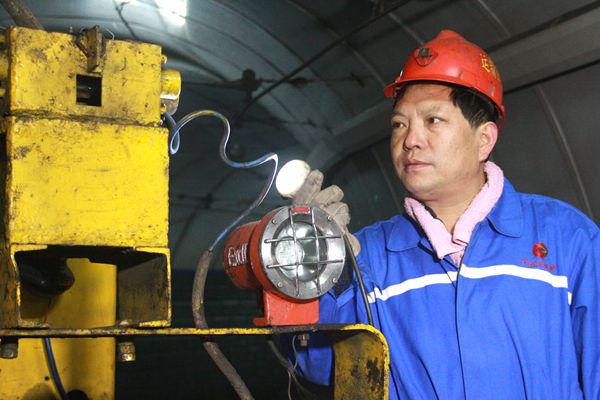 运输区区长雷平义第一个到现场确认机车安全状态