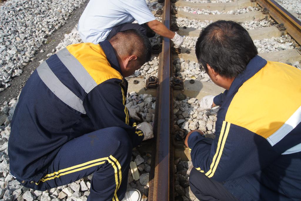 铁路职工在仔细检查钢轨 铁路职工在仔细检查钢轨