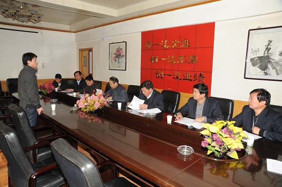 图为面试组对竞聘职工进行面试 图为面试组对竞聘职工进行面试