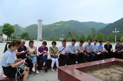 在马栏学习党章 在马栏学习党章