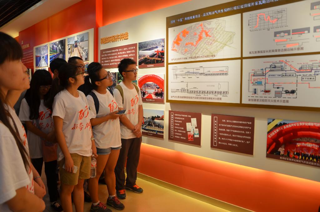 大学生们参观铜煤文化展览馆