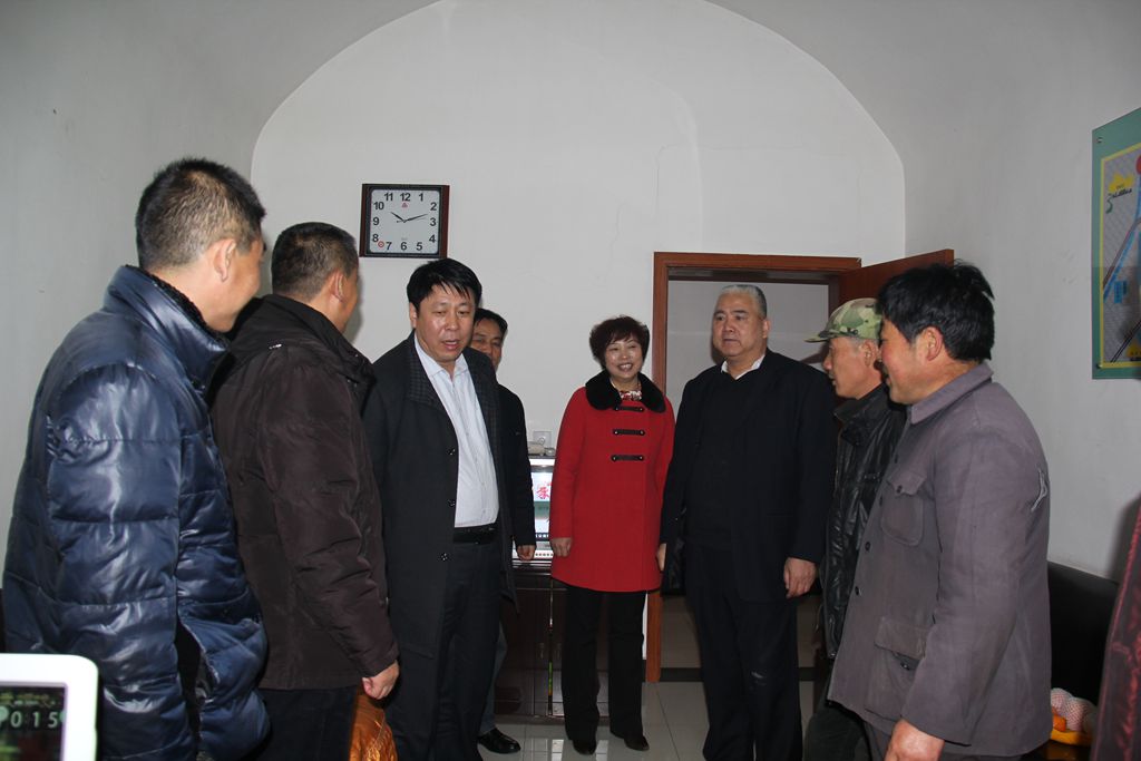 铜川矿务局实业公司党委副书记纪委书记工会主席王西亮慰问下石节分公司职工
