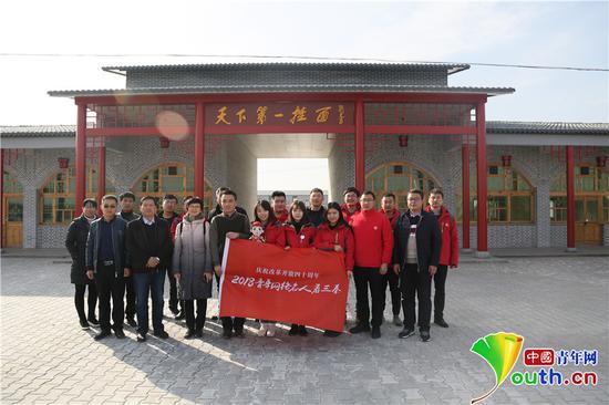 采风团成员合影留念。阎梦圆 摄