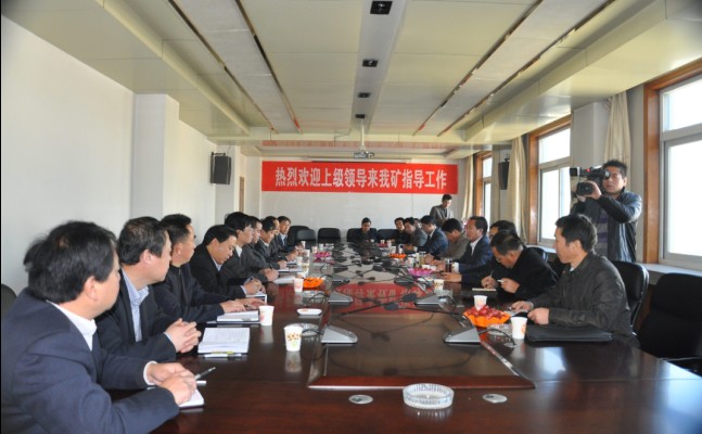 图为印台区政法委一行与玉华矿参会人员进行座谈 图为印台区政法委一行与玉华矿参会人员进行座谈