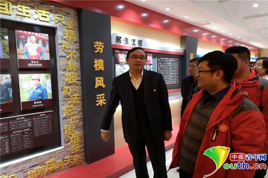 采风团成员参观下石节煤矿。阎梦圆　摄