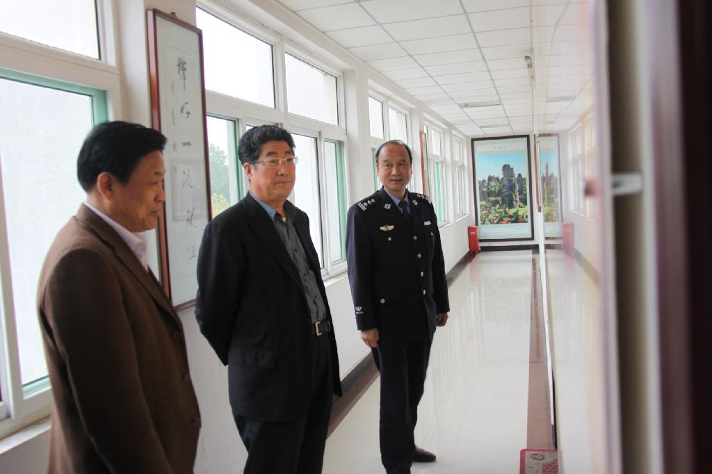 铜川矿业公司党委书记郭宝辉(中)参观虹桥分局警营文化展览 铜川矿业公司党委书记郭宝辉(中)参观虹桥分局警营文化展览